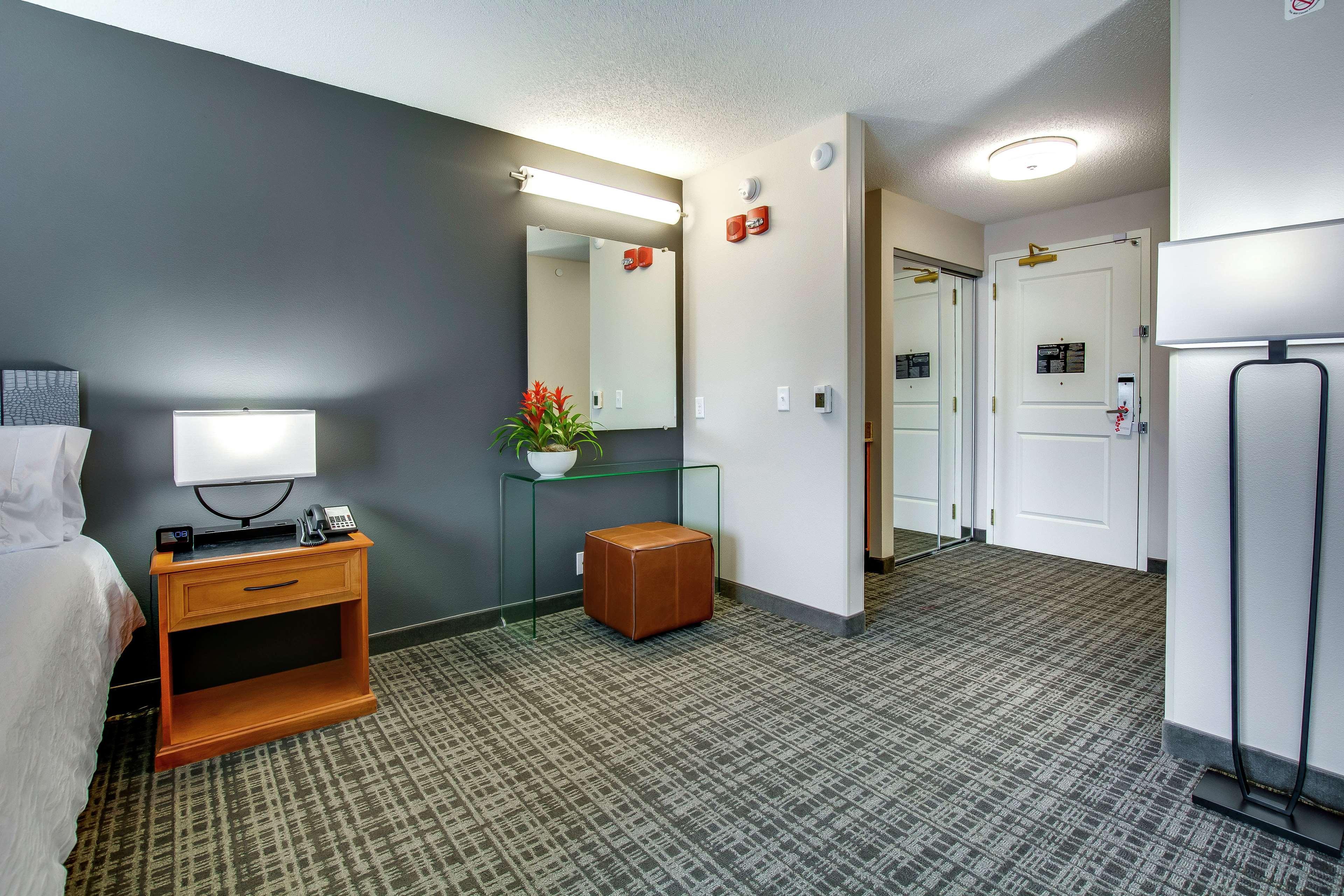 Hilton Garden Airport 3*