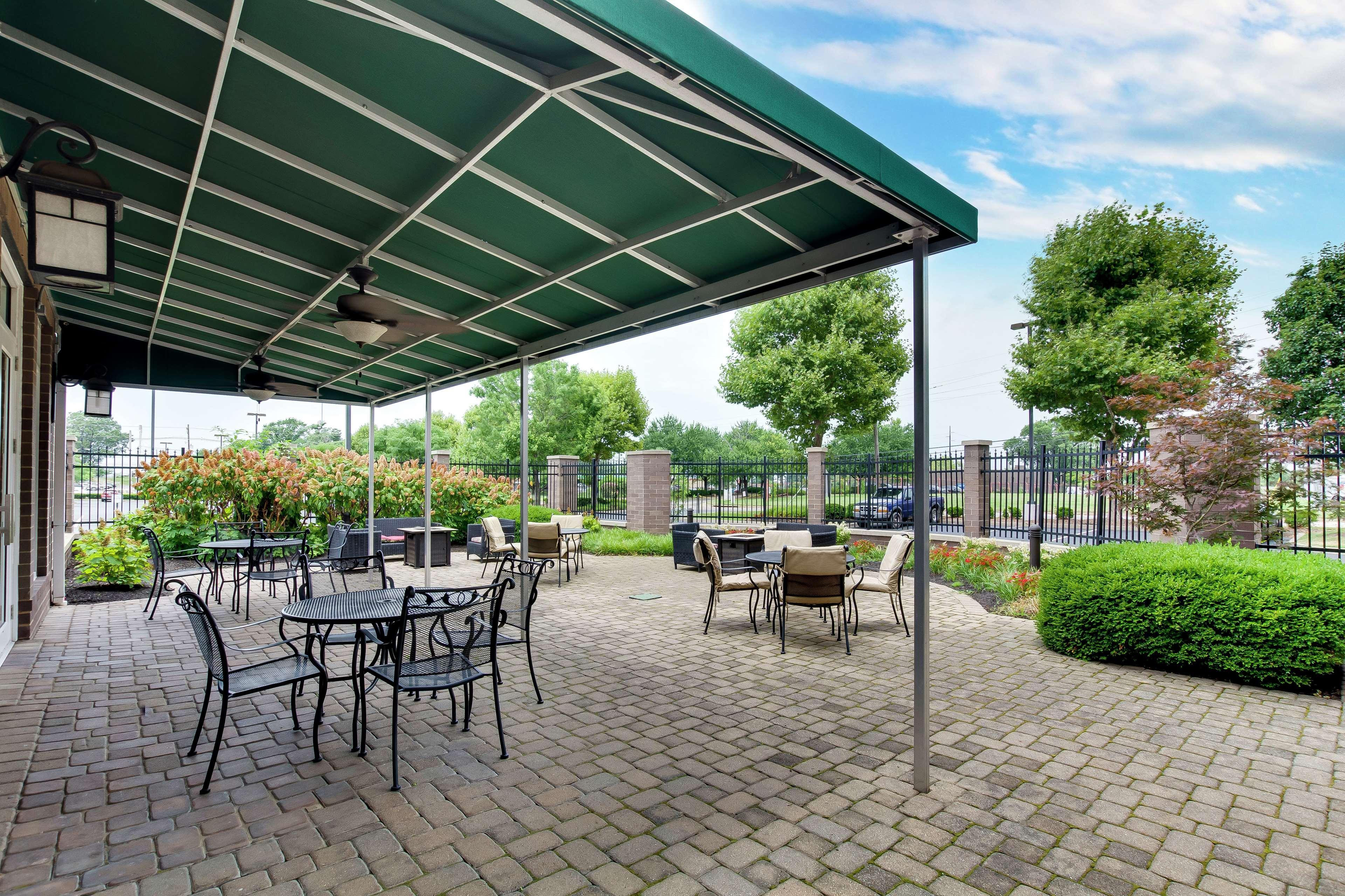 Hilton Garden Airport 3*