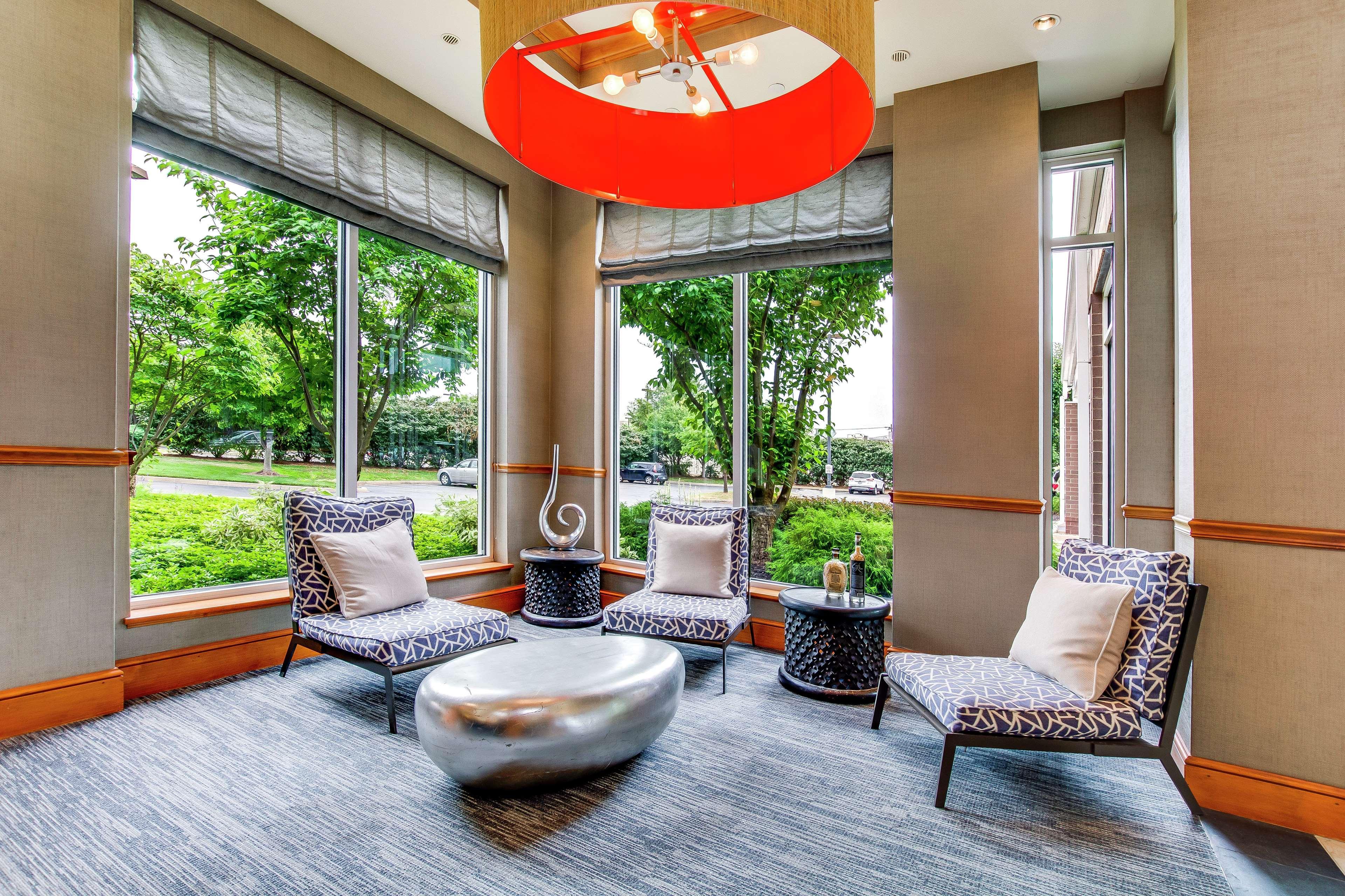 Hilton Garden Airport 3*